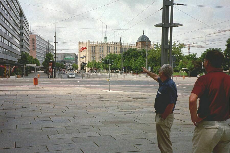 KDT_FA_treffen12u13Juli03_InnenStadt_neueGebaeude1