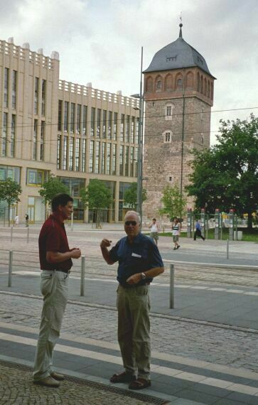KDT_FA_treffen12u13Juli03_InnenStadt_neueGebaeude2