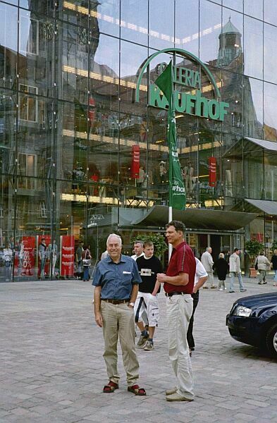 KDT_FA_treffen12u13Juli03_InnenStadt_neueGebaeude4