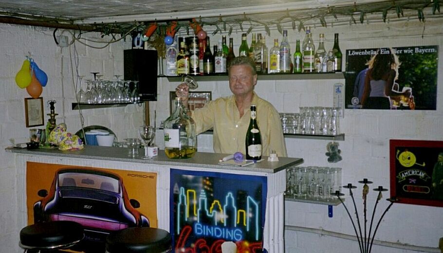 KDT_FA_treffen_am13Juli03_morgens_Hausbesicht_Bierkeller_Theke_M