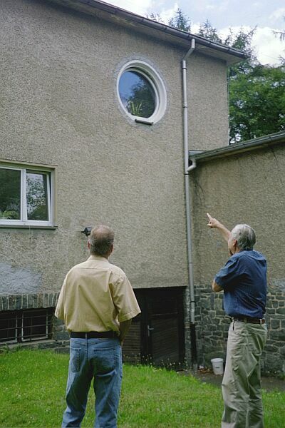 KDT_FA_treffen_am13Juli03_morgens_Hausbesicht_US_Einschuesse
