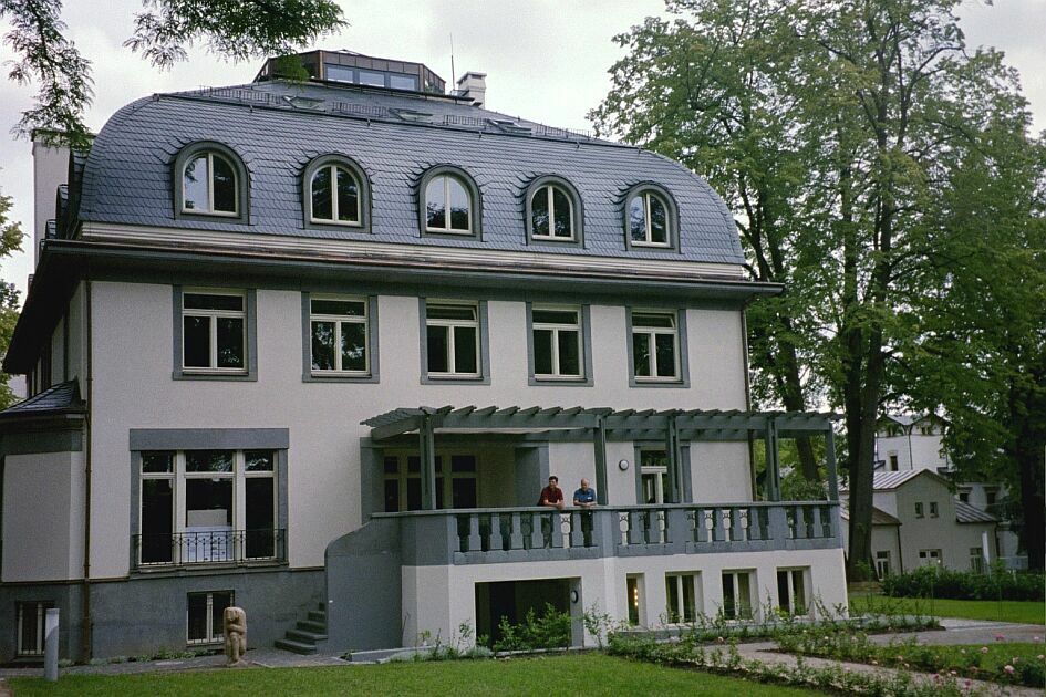 KDT_FA_treffen12u13Juli03_VillaKoernerRainer_und_Helmut_aussen
