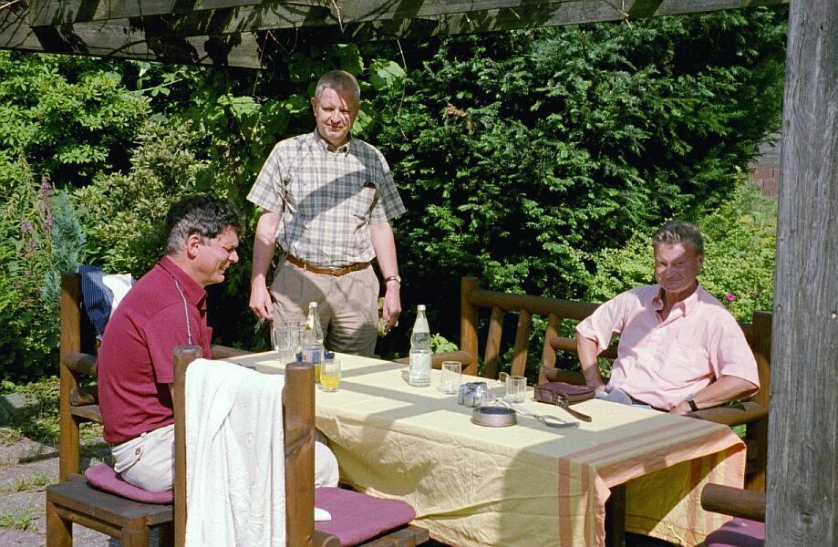 KDT_FA_treffen12u13Juli03_nachMittagessen_Guenter_kommt