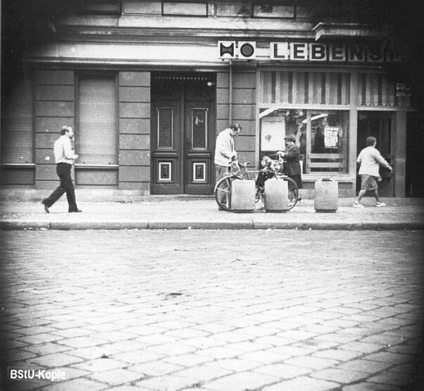 BeobachtgEinkaufenMitKind1978_c